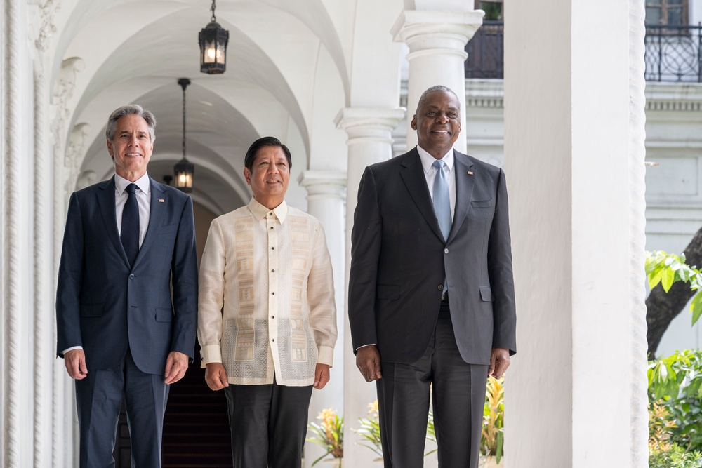 SD, S Meet with Philippine President, Counterparts in Manila