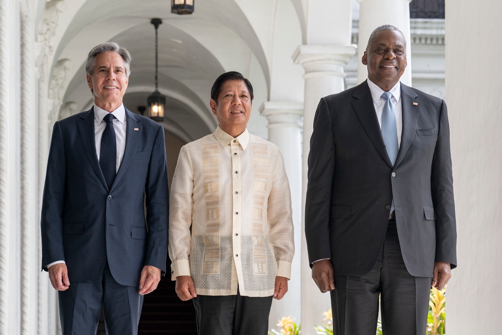 SD, S Meet with Philippine President, Counterparts in Manila