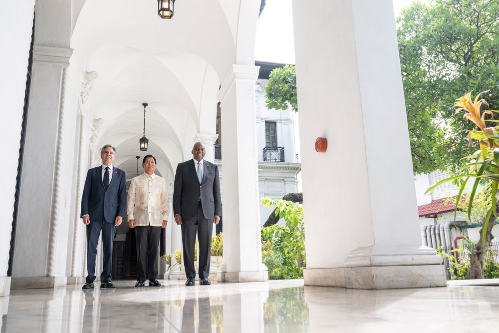 SD, S Meet with Philippine President, Counterparts in Manila