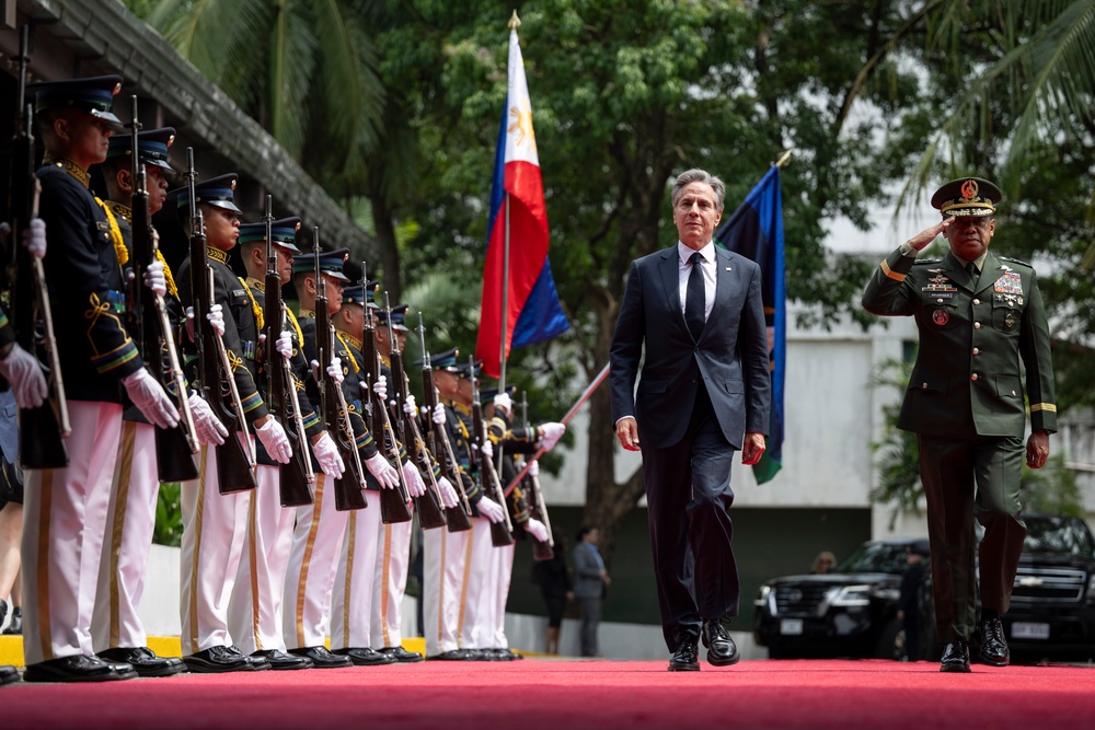 SD, S Meet with Philippine President, Counterparts in Manila