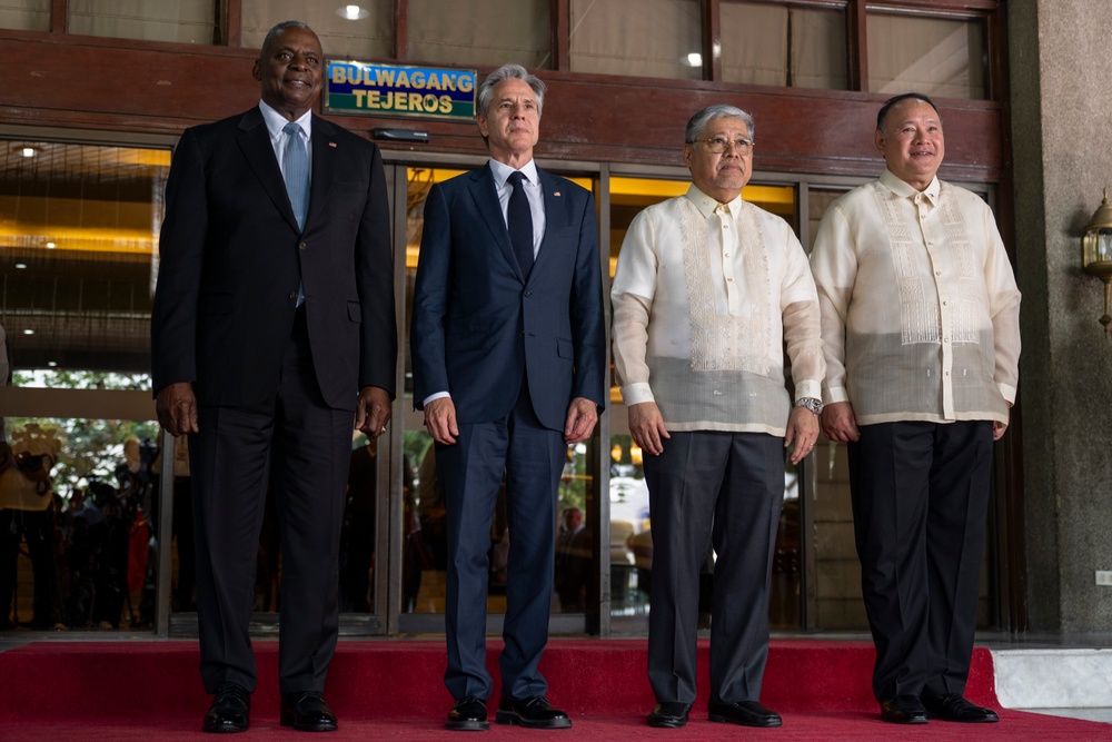 SD, S Meet with Philippine President, Counterparts in Manila