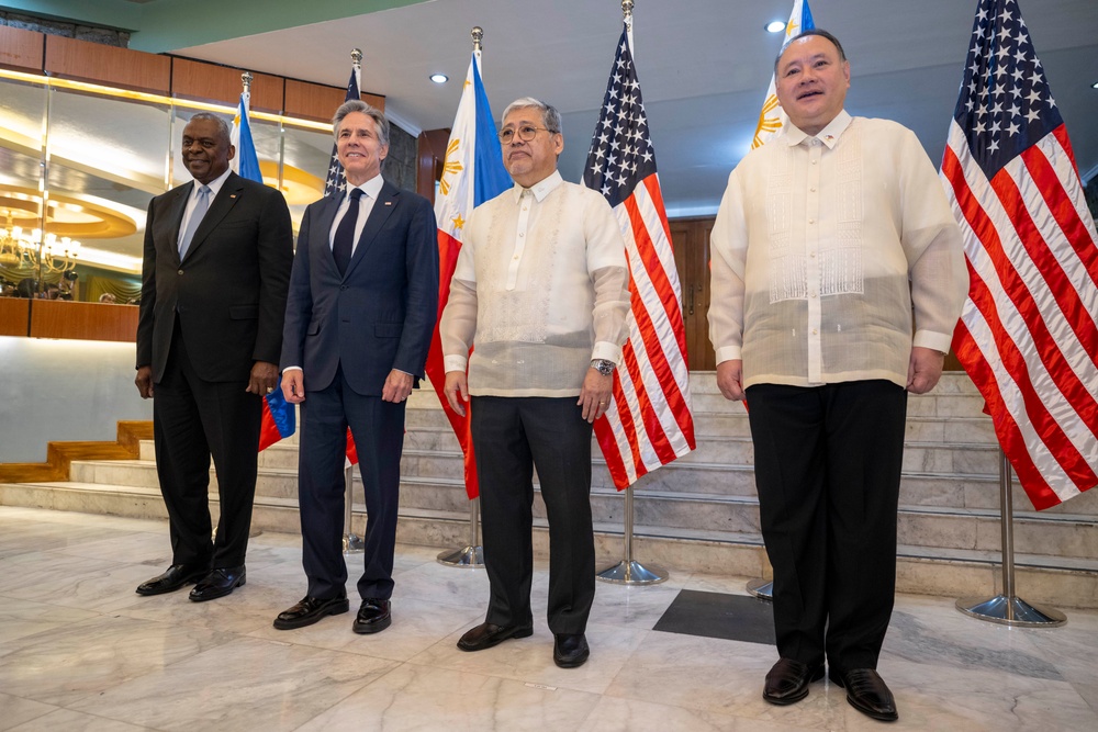 SD, S Meet with Philippine President, Counterparts in Manila