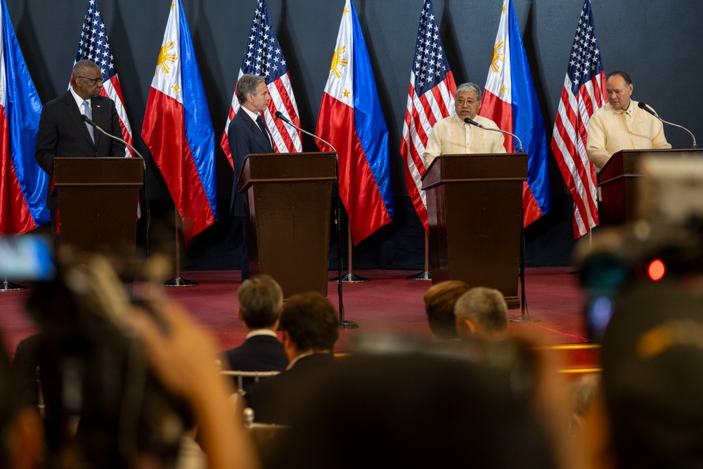 SD, S Meet with Philippine President, Counterparts in Manila