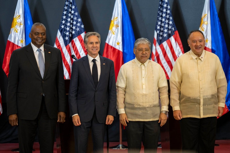 SD, S Meet with Philippine President, Counterparts in Manila