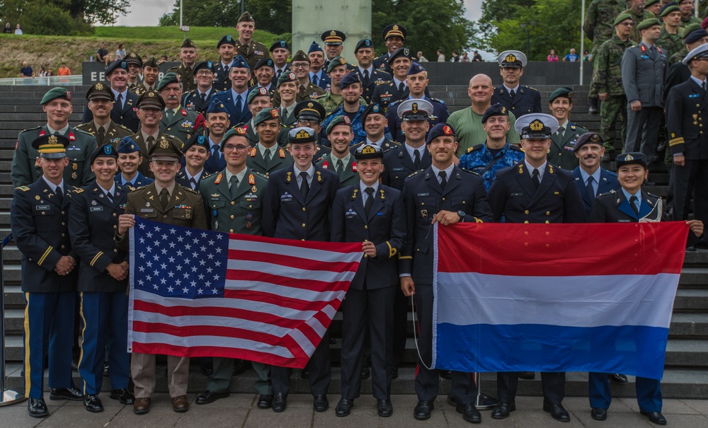Service members from team USA and team Netherlands gather for a group photo
