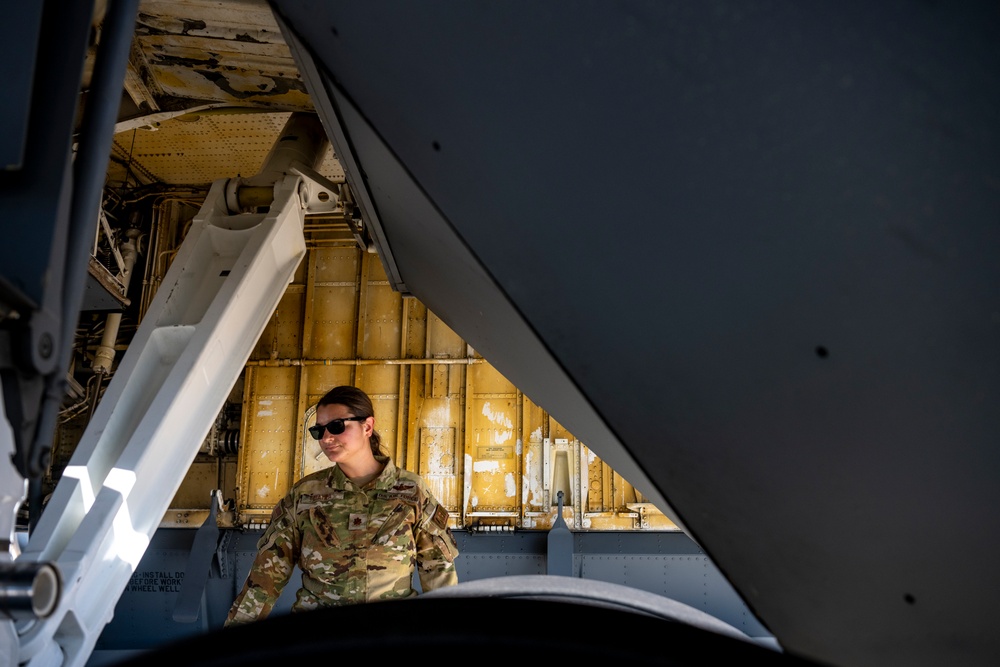 6th Air Refueling Wing commander takes final flight