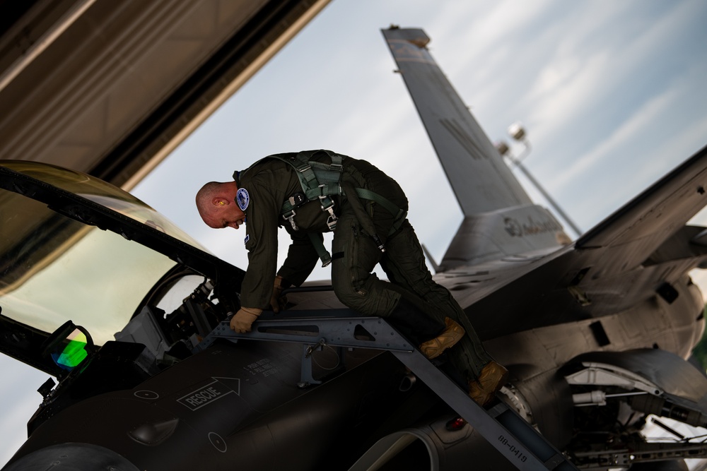 122nd Fighter Wing Commander flies first local F-16 sortie