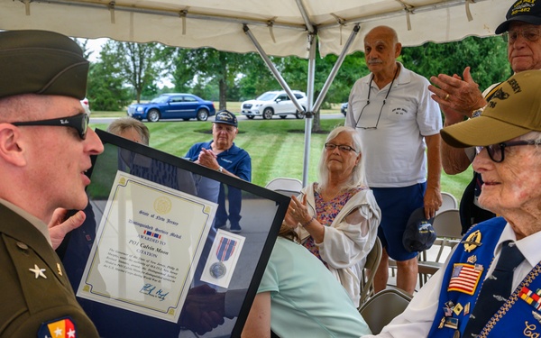 100-year-old WWII submarine veteran receives medal