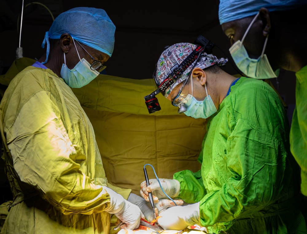 US Army, Burundian surgeons work together in operating room