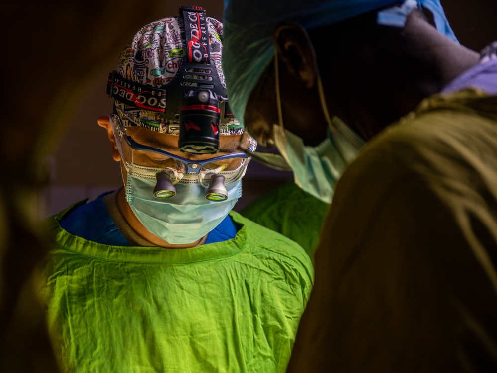 US Army, Burundian surgeons work together in operating room