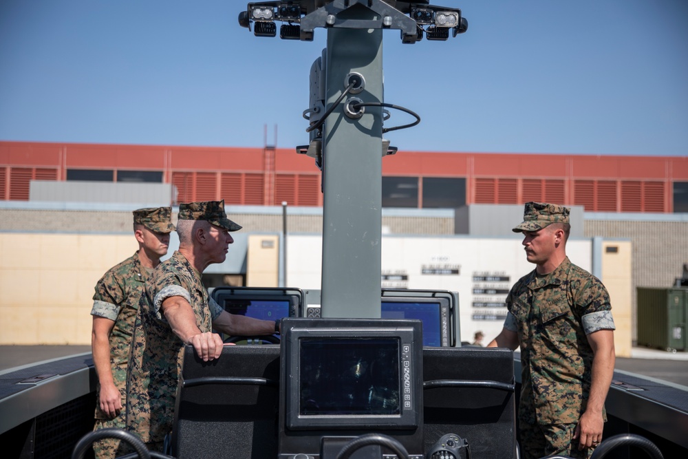 Commandant of the Marine Corps visits 1st LAR