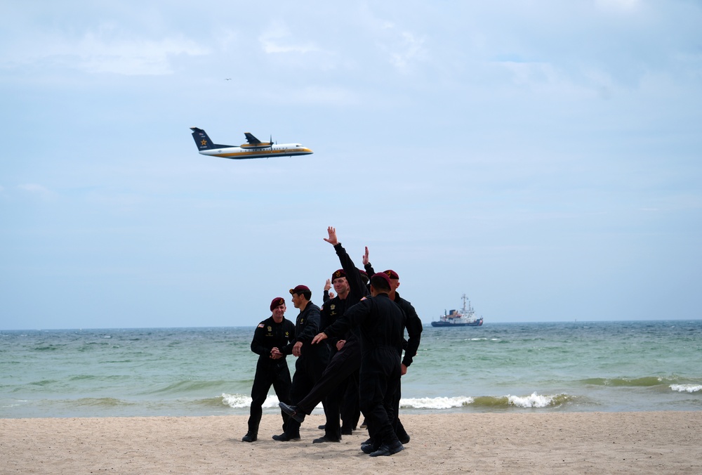 Golden Knights perform at the Milwaukee Air &amp; Sea Show