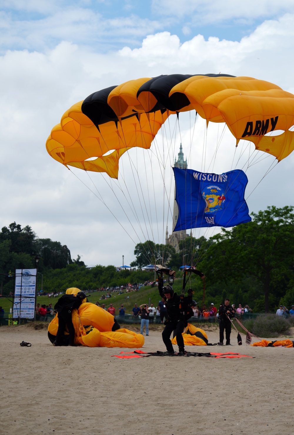 Golden Knights perform at the Milwaukee Air &amp; Sea Show