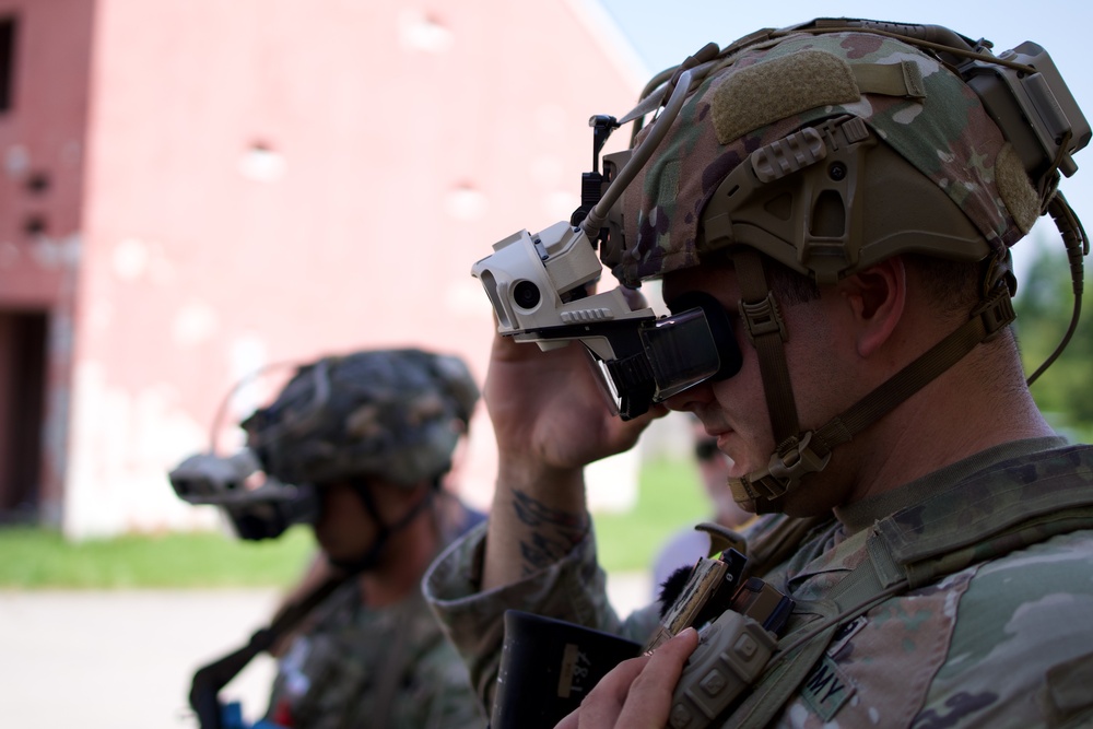 Soldiers Train with Squad Immersive Virtual Trainer