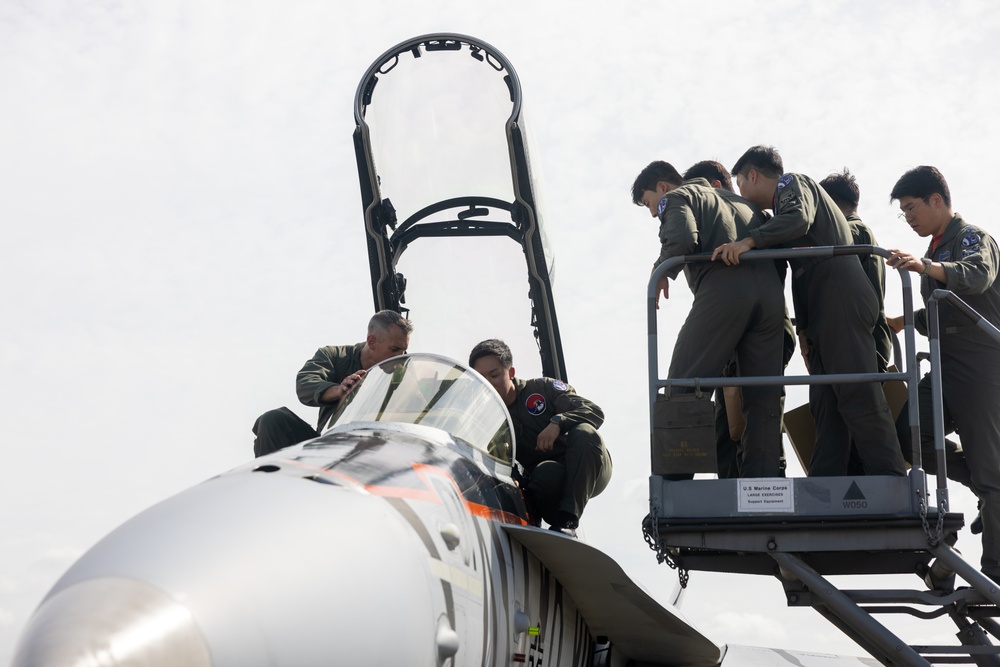 Stronger Together | U.S. Marines with VMFA(AW)-224 Take Group Photos with ROKAF 10th Air Wing on Suwon AB