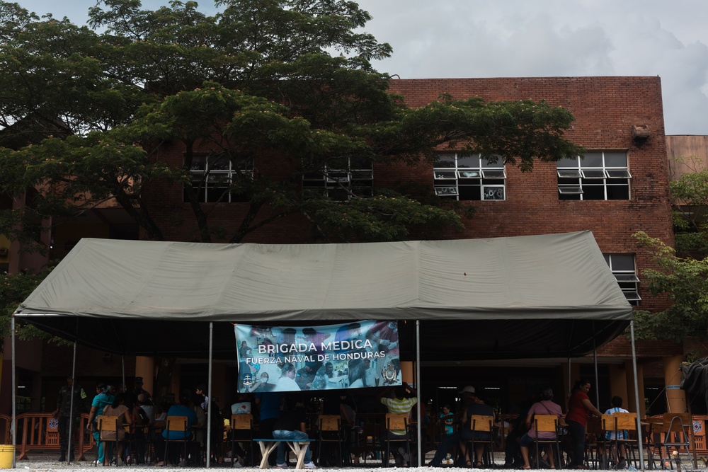 Continuing Promise 2024 personnel collaborate with Fuerza Naval de Honduras and Honduran medical professionals in Puerto Cortés, Honduras