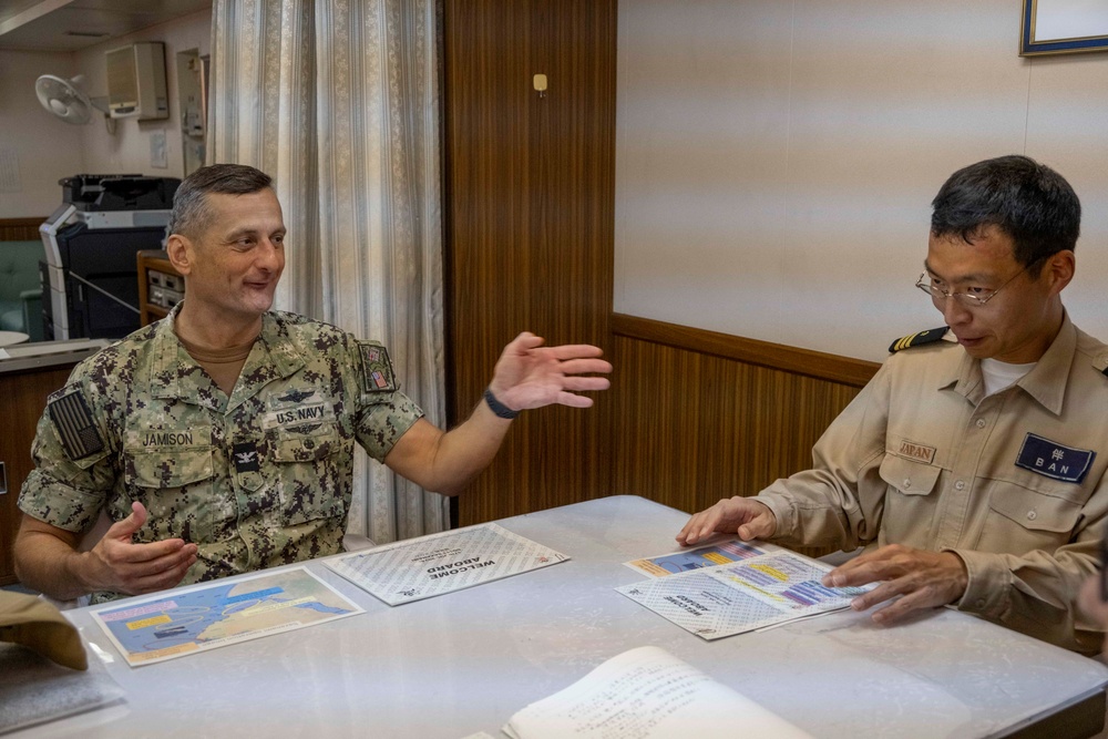 JS Sazanami (DD-113) arrives in Diego Garcia