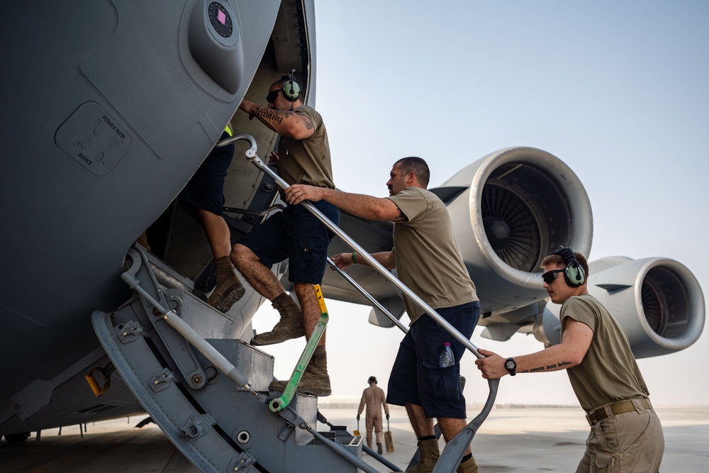 167th EAS C-17s connect CENTCOM