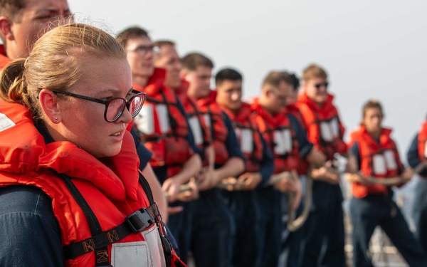 USS Russell Conducts Line Handling Operations