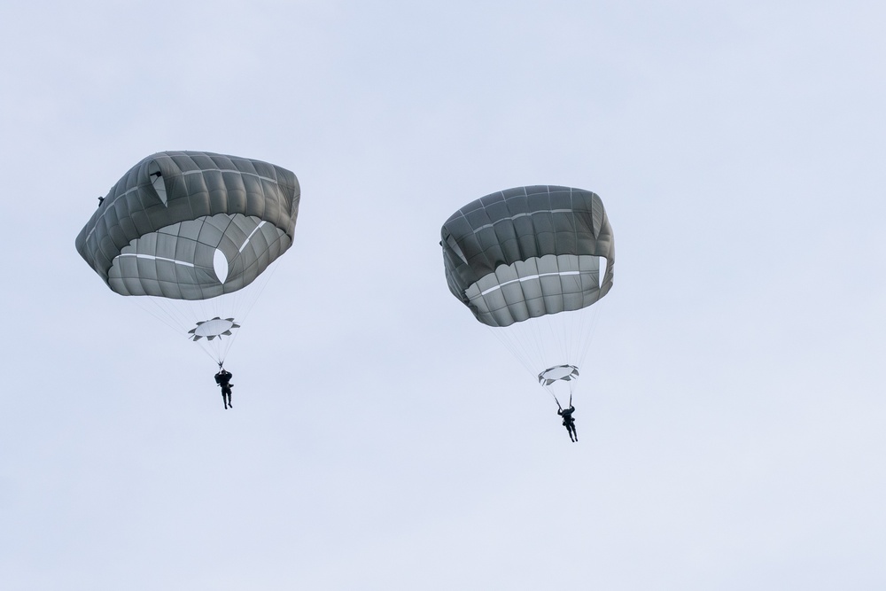 US, Colombian paratroopers jump in to HYDRA III