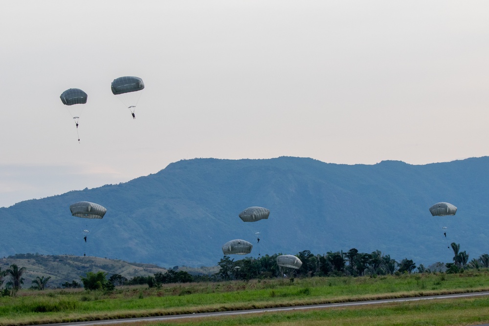 US, Colombian paratroopers jump in to HYDRA III