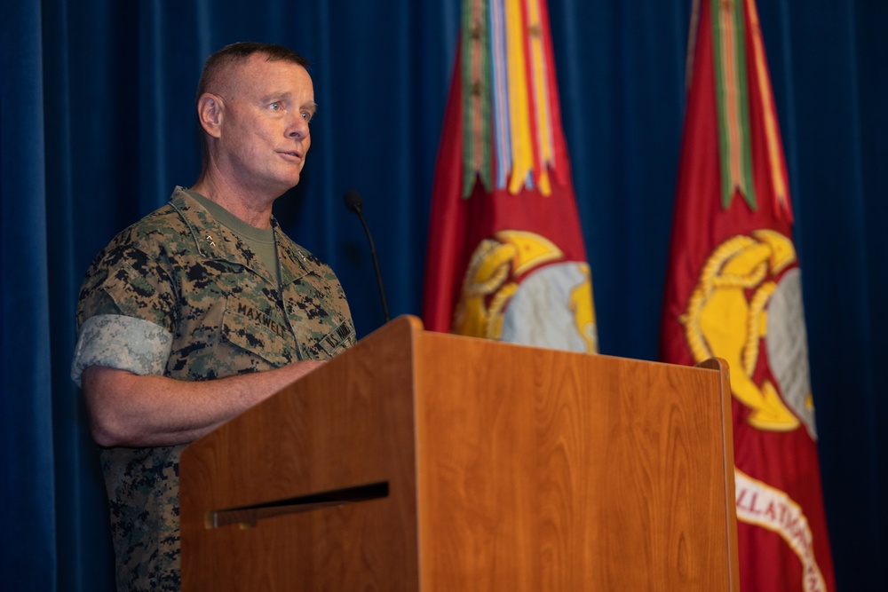 DVIDS - Images - MCICOM Change of Command Ceremony [Image 8 of 10]