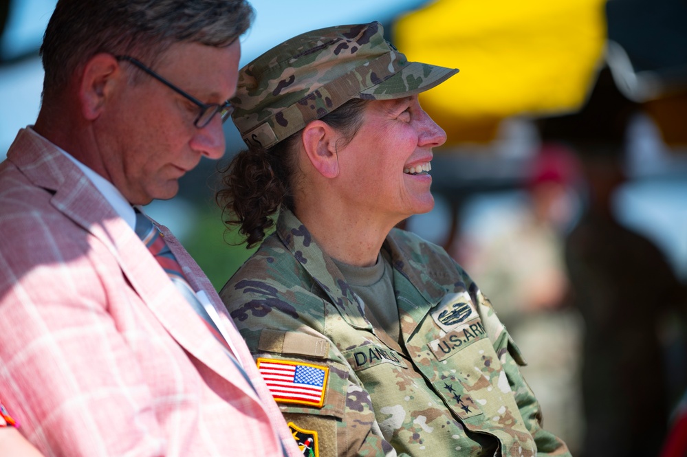 Lt. Gen Jody J. Daniels Relinquishes Command of U.S. Army Reserve Command