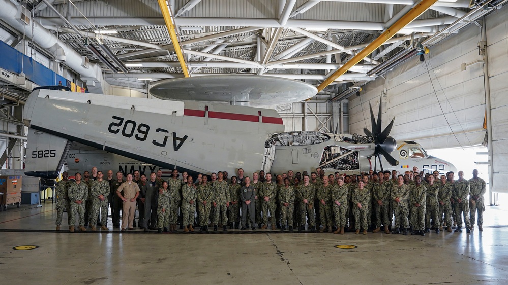 Vice Adm. Doug Perry visits VAW 123