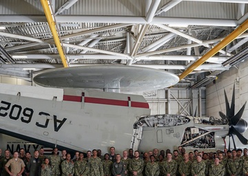 Vice Adm. Doug Perry visits VAW 123