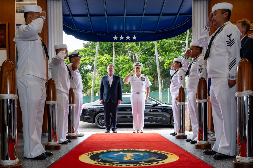 German Minister of Defence visits USS Arizona Memorial
