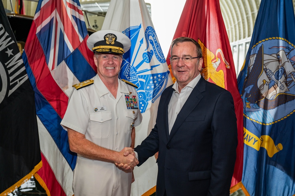 German Minister of Defence visits USS Arizona Memorial