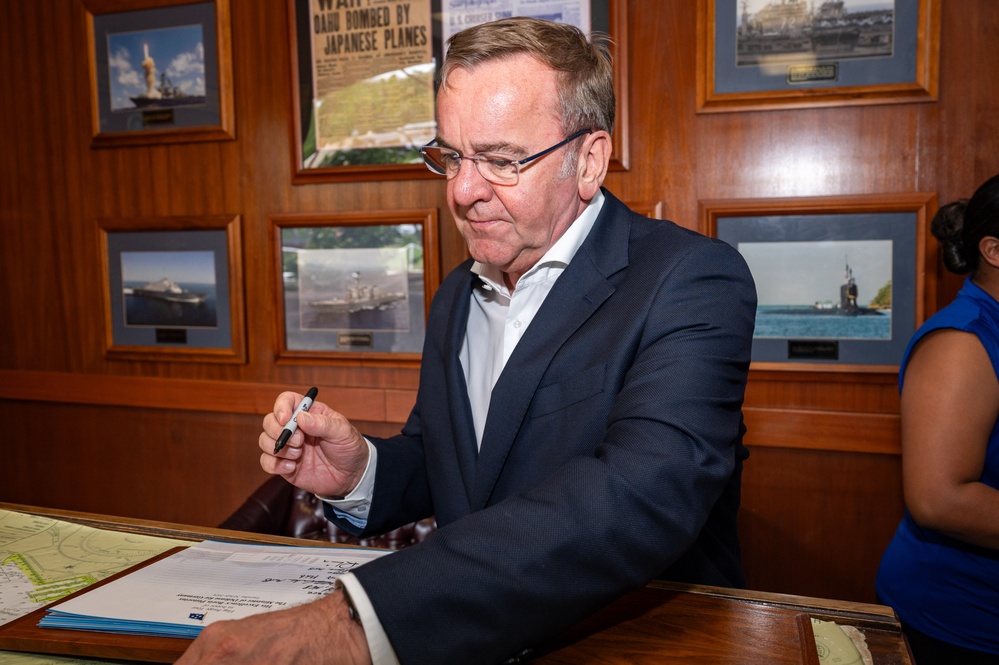 German Minister of Defence visits USS Arizona Memorial