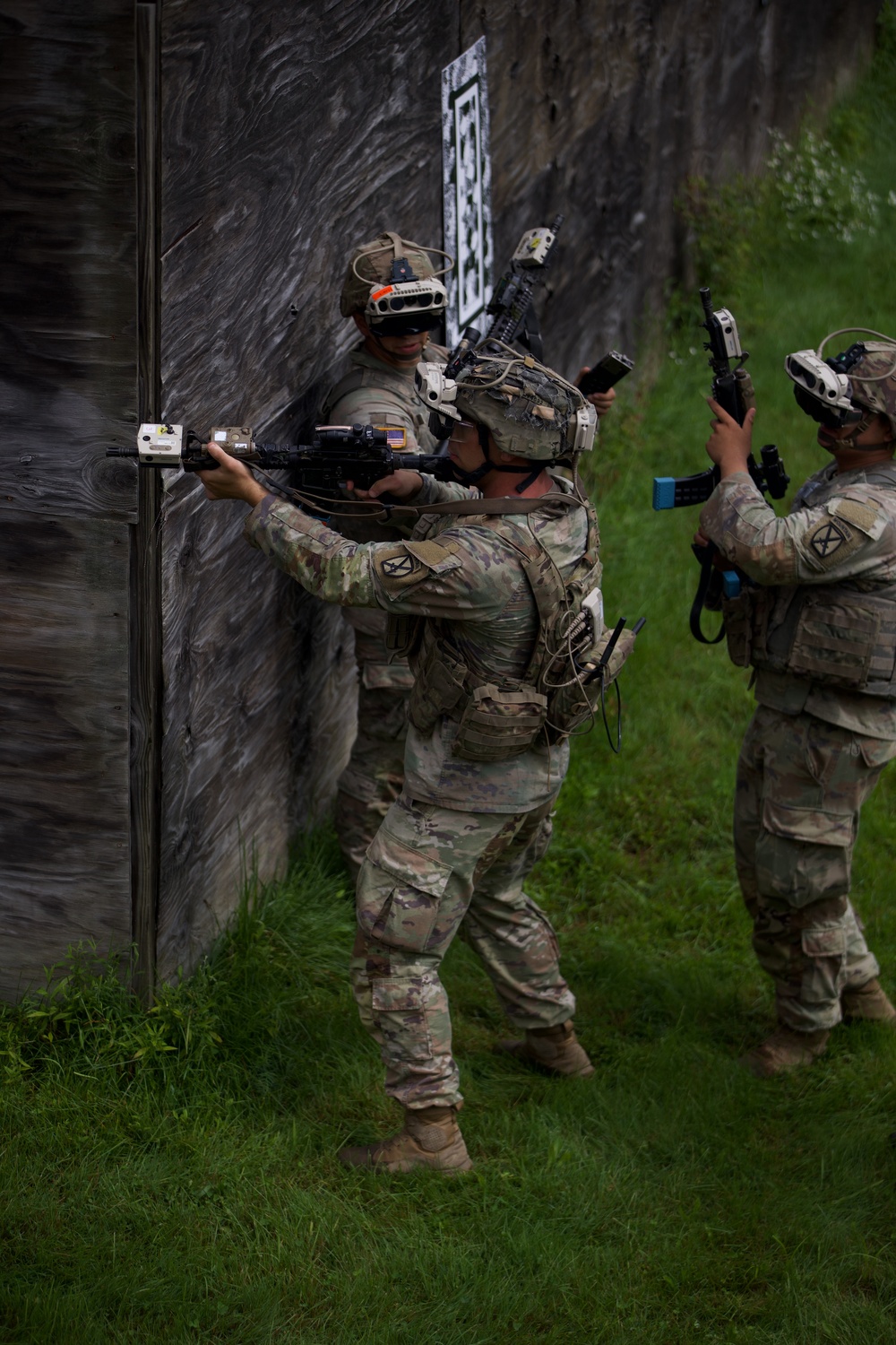 Soldiers Train with Squad Immersive Virtual Trainer