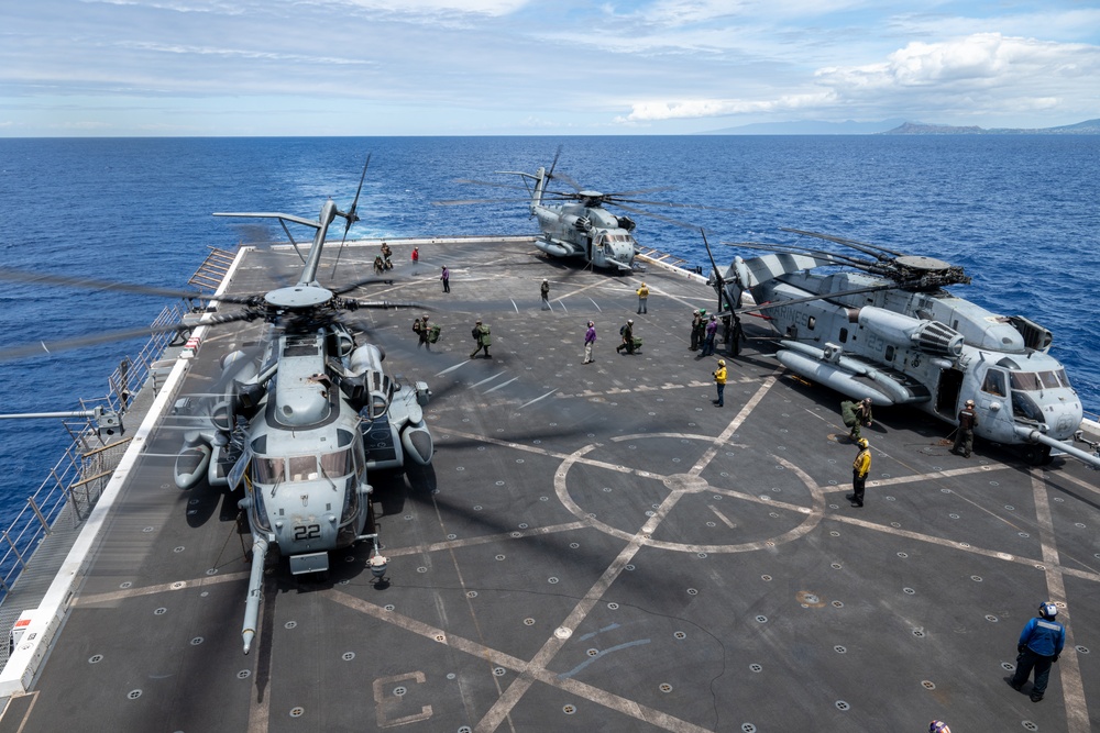 VMM 165 returns to USS Somerset