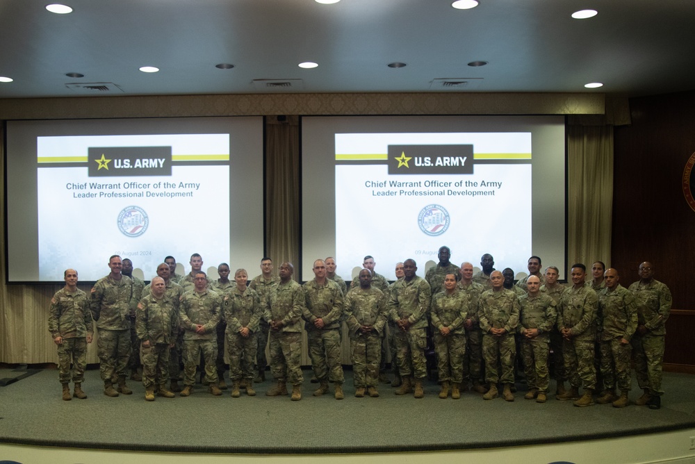 The Chief Warrant Officer of the Army Anderson Visits CASCOM