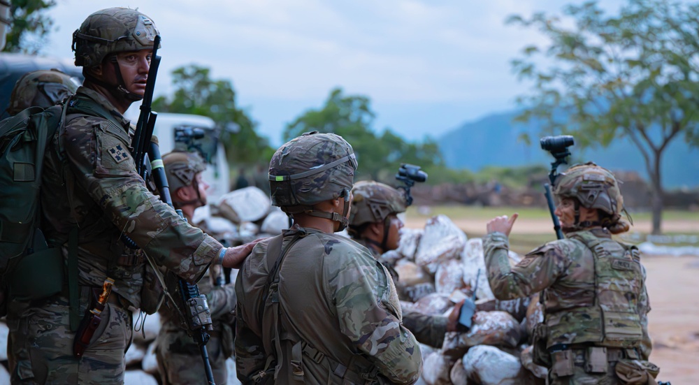 Colombian, US paratroopers conduct combined assault during HYDRA 24 Exercise