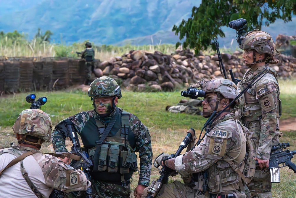 Colombian, US paratroopers conduct combined assault during HYDRA 24 Exercise