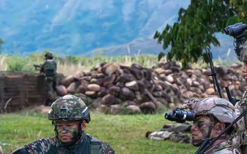 Colombian, US paratroopers conduct combined assault during HYDRA 24 Exercise