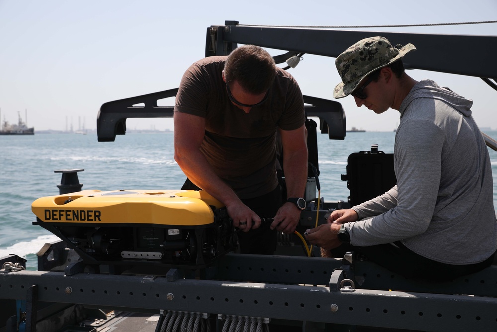 Task Force 56 Conducts Dive Operations on NSA Bahrain