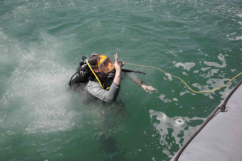 Task Force 56 Conducts Dive Operations on NSA Bahrain