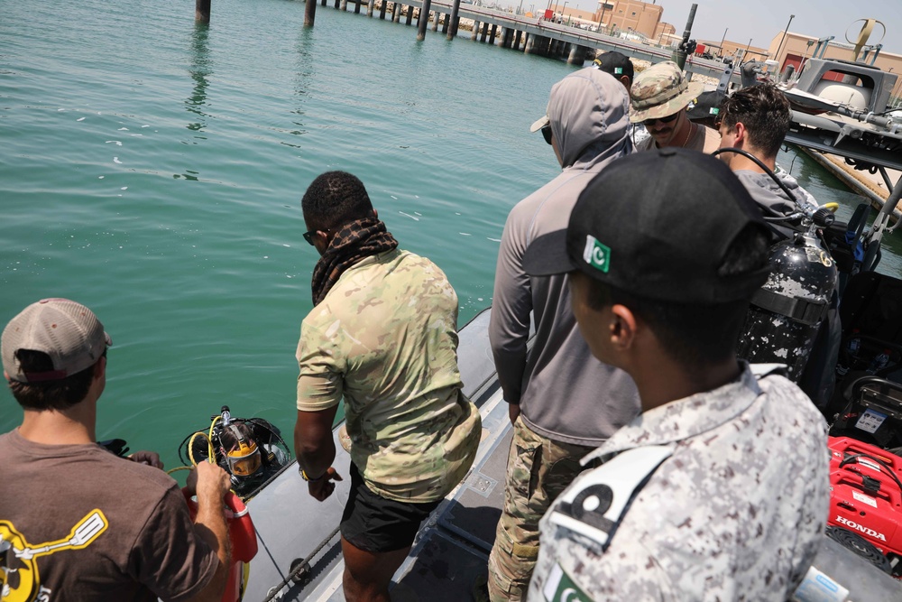 Task Force 56 Conducts Dive Operations on NSA Bahrain