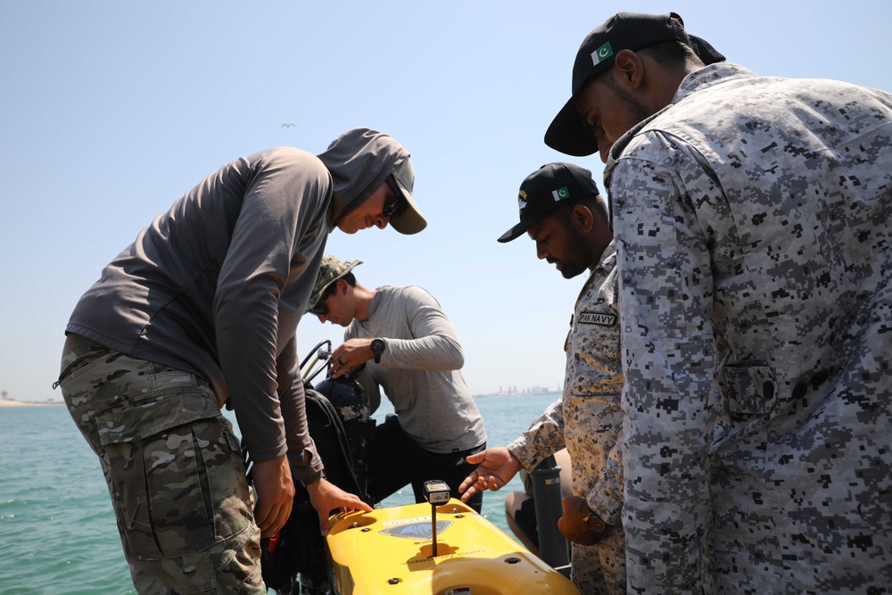 Task Force 56 Conducts Dive Operations on NSA Bahrain
