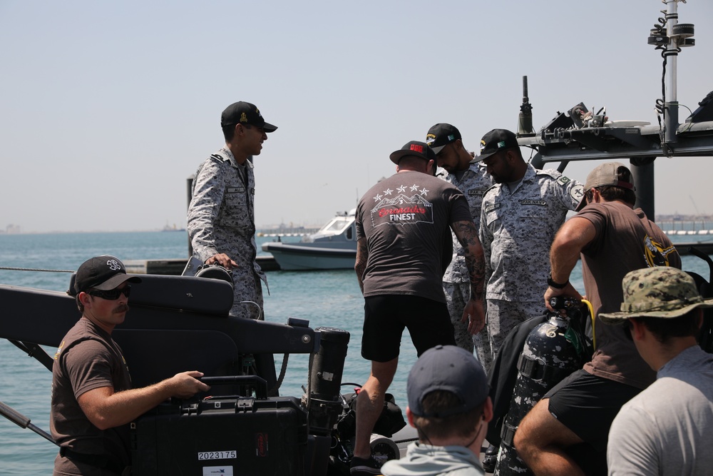 Task Force 56 Conducts Dive Operations on NSA Bahrain