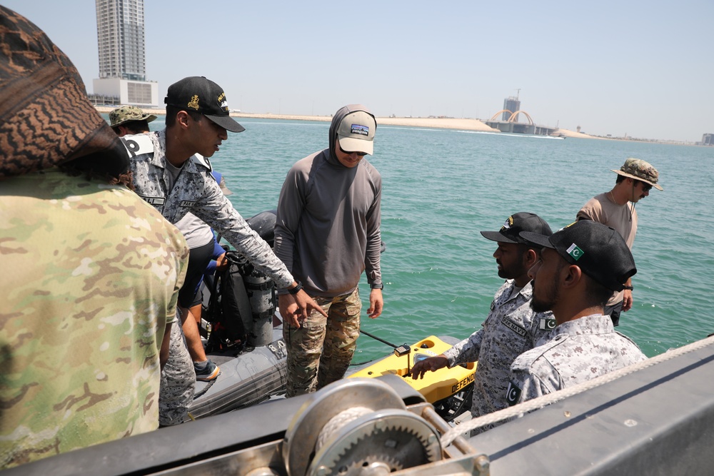 Task Force 56 Conducts Dive Operations on NSA Bahrain