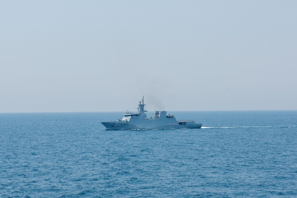 USS Daniel Inouye Conducts PASSEX with Pakistan Navy’s PNS Yarmook