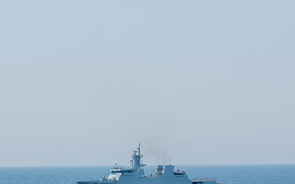 USS Daniel Inouye Conducts PASSEX with Pakistan Navy’s PNS Yarmook