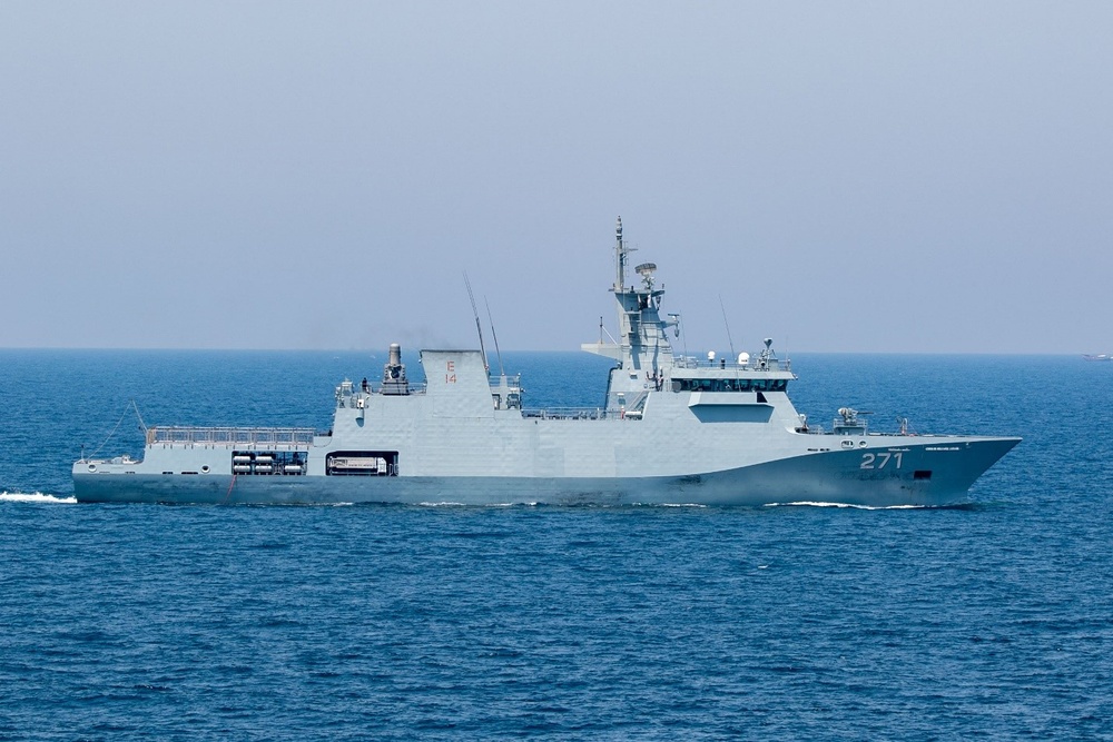 USS Daniel Inouye Conducts PASSEX with Pakistan Navy’s PNS Yarmook