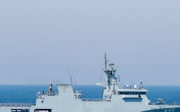 USS Daniel Inouye Conducts PASSEX with Pakistan Navy’s PNS Yarmook