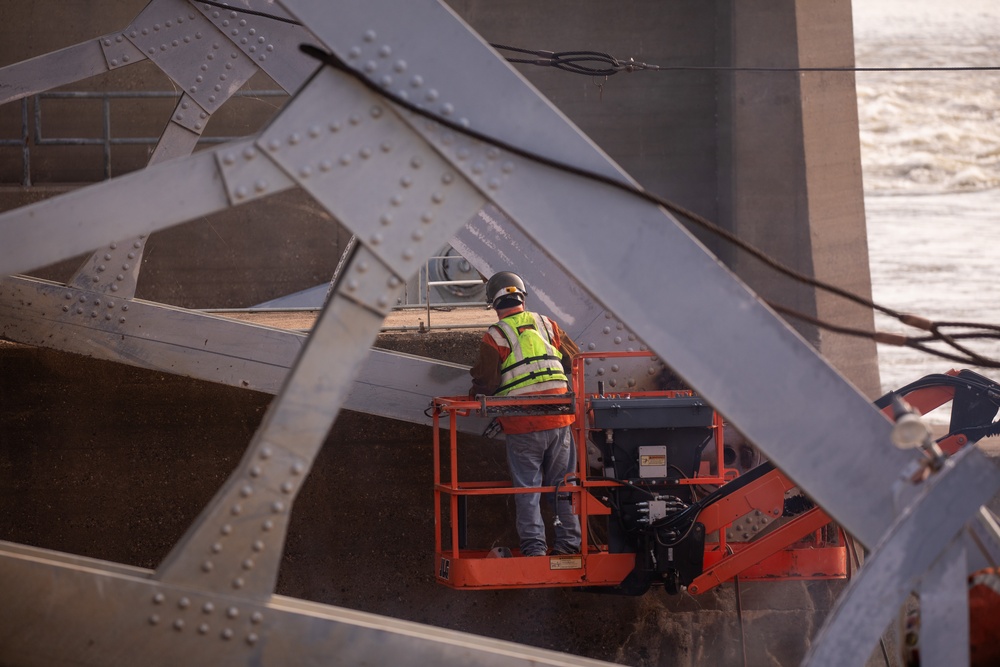 Tainter Gate Replacement on Mississippi River