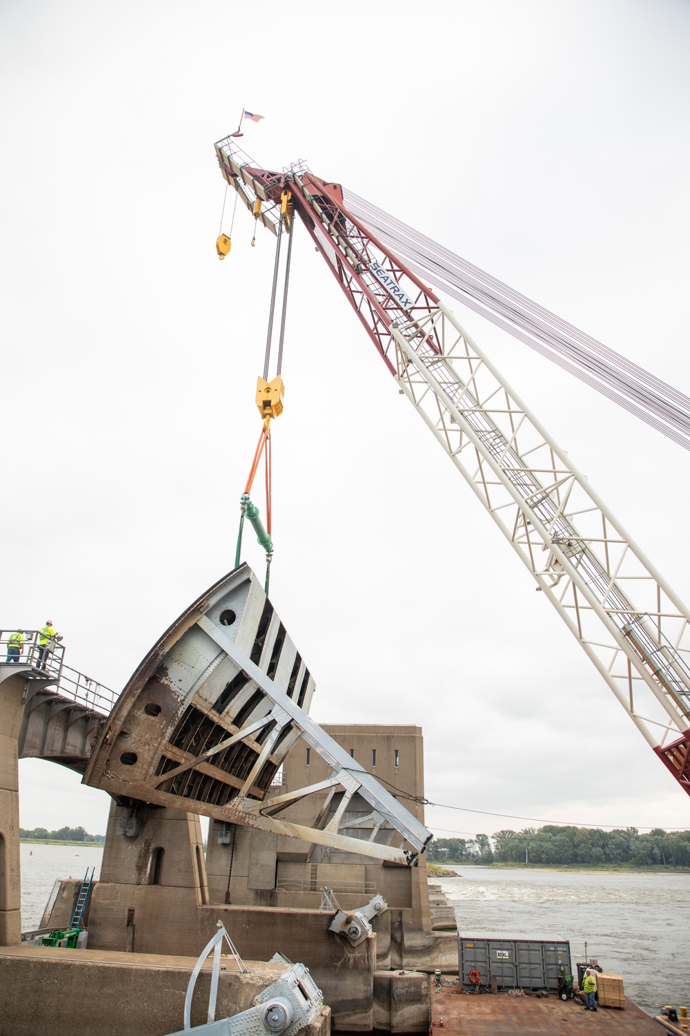 First Tainter Gate Replacement on the Mississippi River